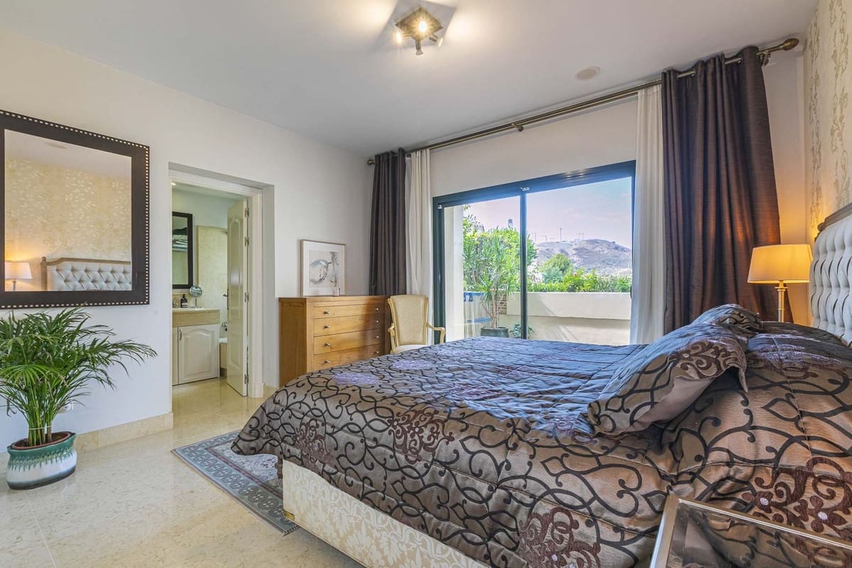 3 bedroom Apartment for sale in Benahavis with pool garage - € 880,000 (Ref: 9804534)