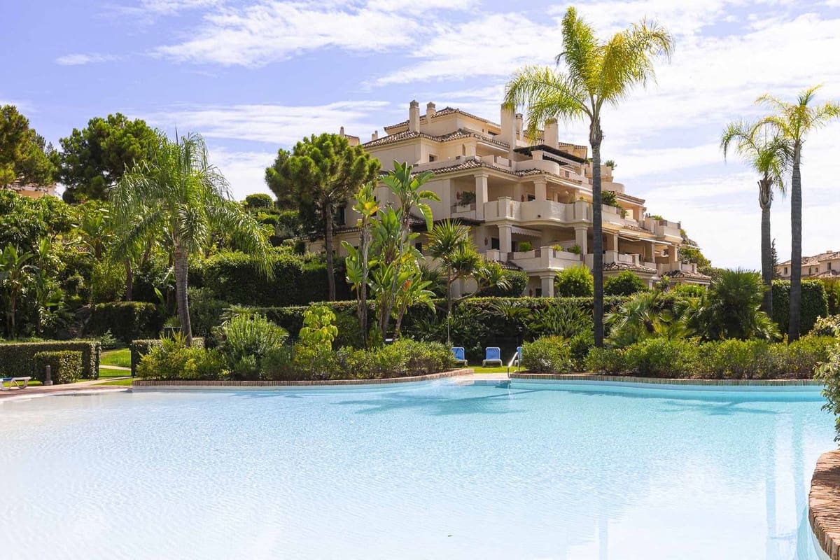 3 bedroom Apartment for sale in Benahavis with pool garage - € 880,000 (Ref: 9804534)