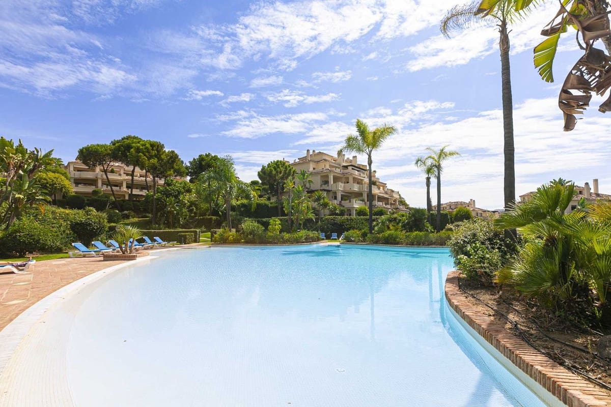 3 bedroom Apartment for sale in Benahavis with pool garage - € 880,000 (Ref: 9804534)