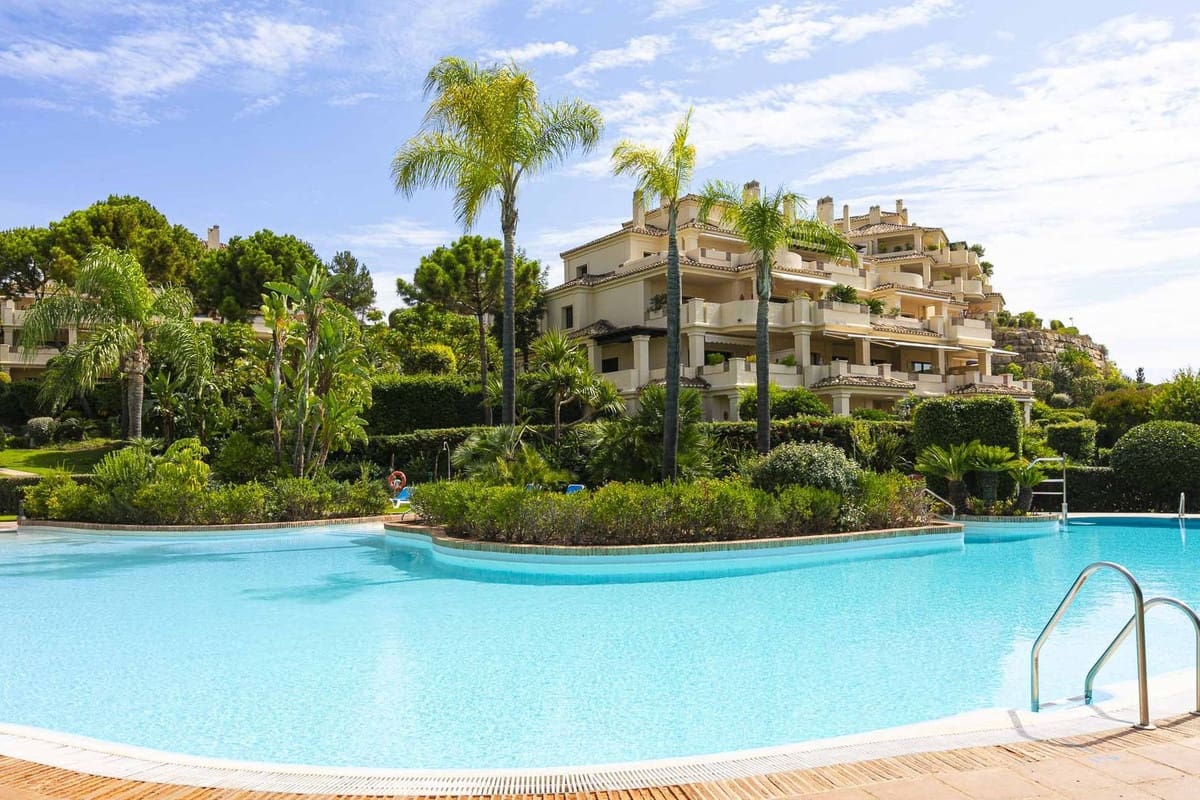 3 bedroom Apartment for sale in Benahavis with pool garage - € 880,000 (Ref: 9804534)