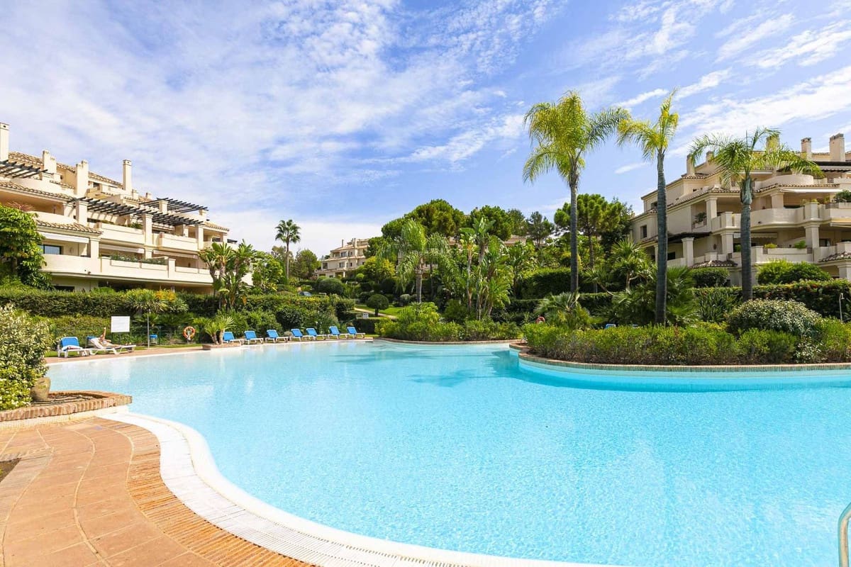3 bedroom Apartment for sale in Benahavis with pool garage - € 880,000 (Ref: 9804534)