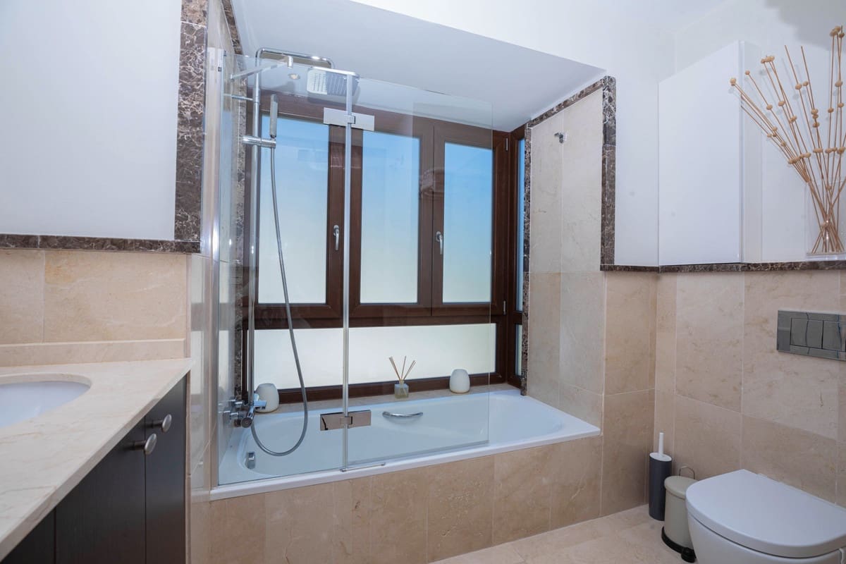 4 bedroom Villa for sale in Benahavis with pool garage - € 1,595,000 (Ref: 9829361)