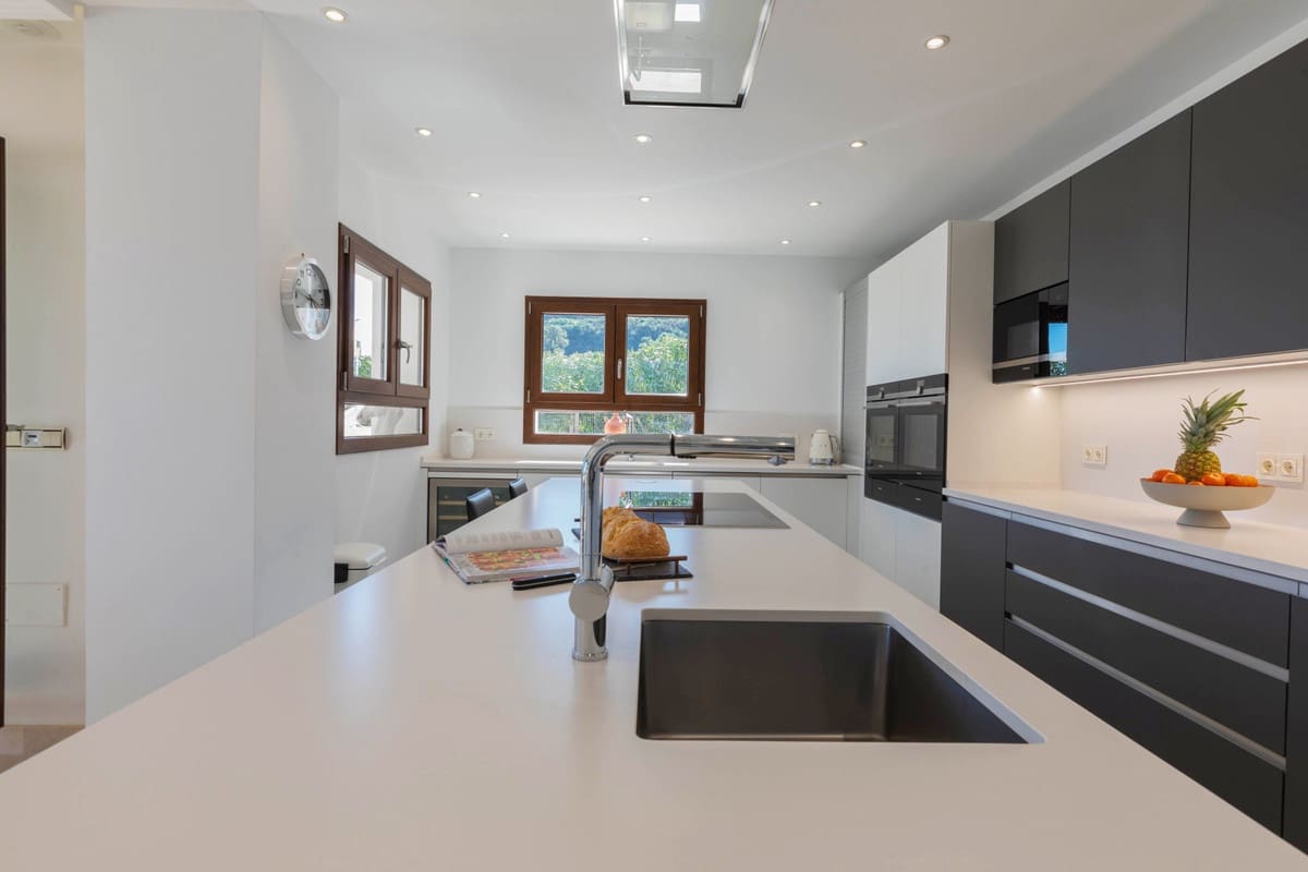 4 bedroom Villa for sale in Benahavis with pool garage - € 1,595,000 (Ref: 9829361)