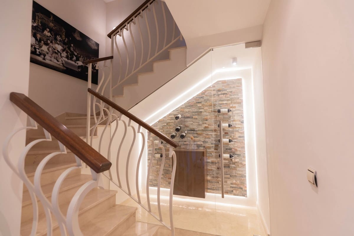 4 bedroom Villa for sale in Benahavis with pool garage - € 1,595,000 (Ref: 9829361)