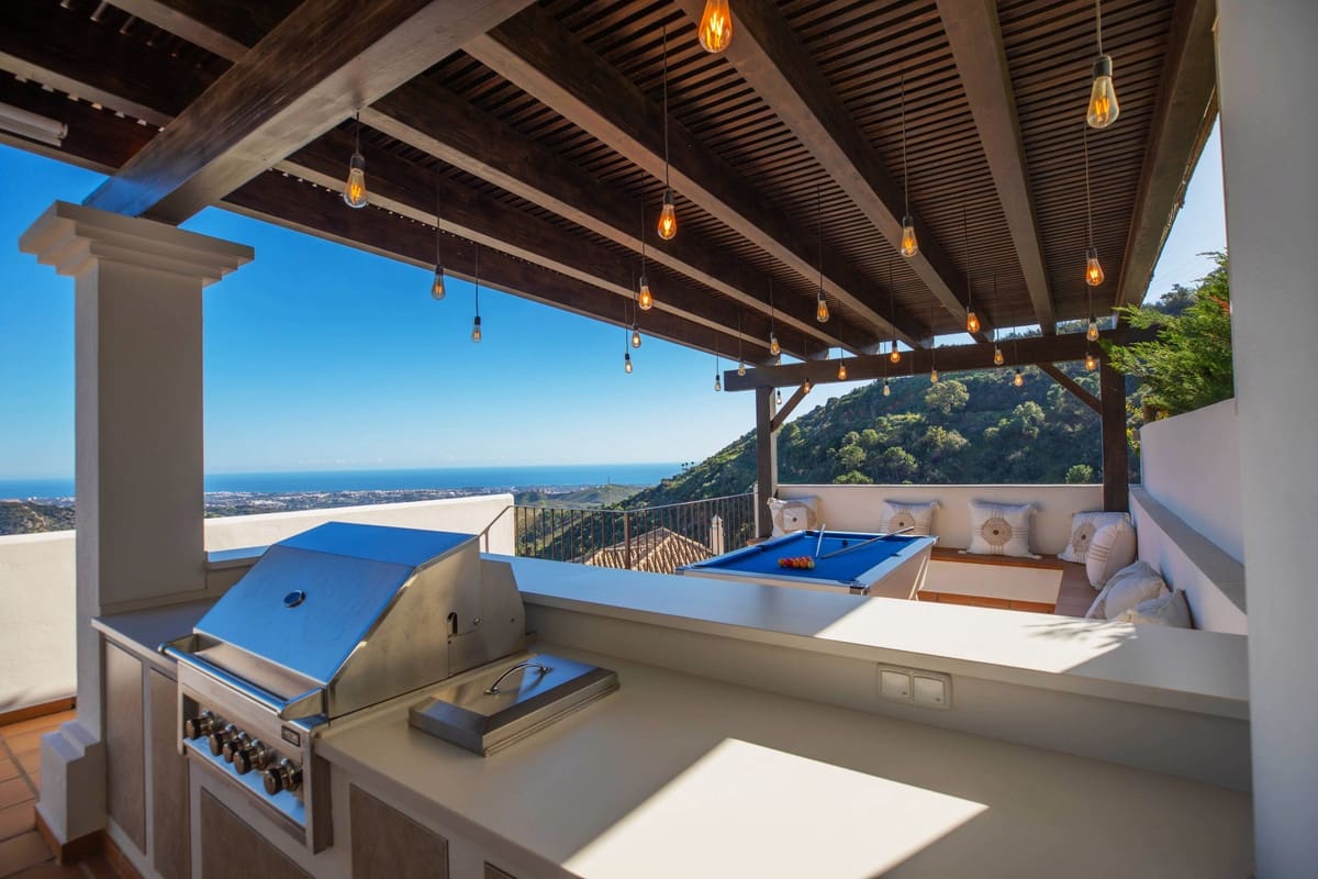 4 bedroom Villa for sale in Benahavis with pool garage - € 1,595,000 (Ref: 9829361)