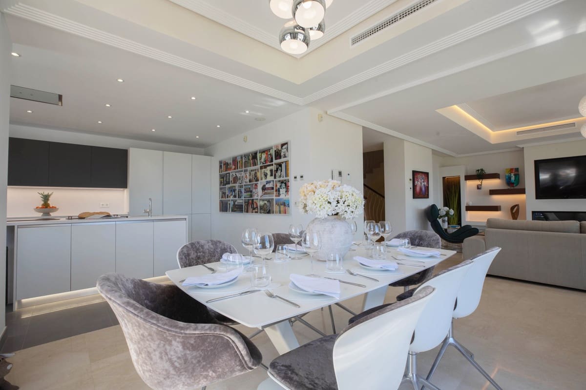 4 bedroom Villa for sale in Benahavis with pool garage - € 1,595,000 (Ref: 9829361)