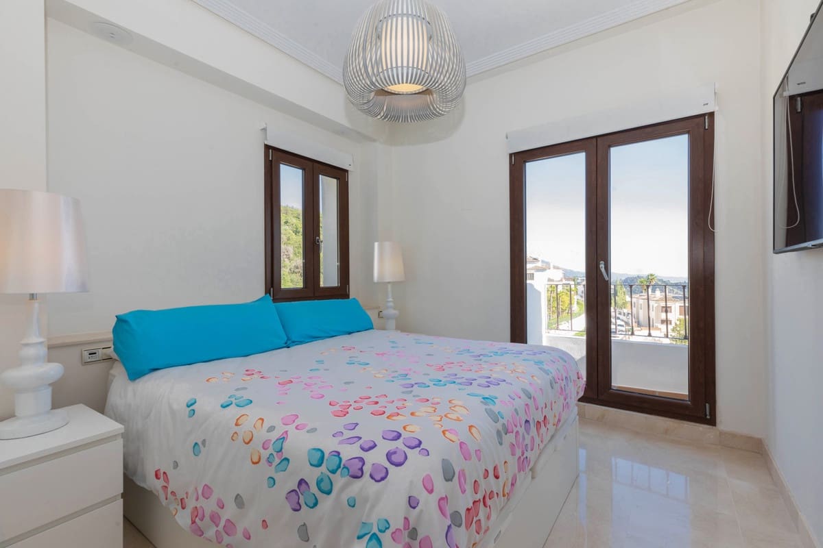 4 bedroom Villa for sale in Benahavis with pool garage - € 1,595,000 (Ref: 9829361)