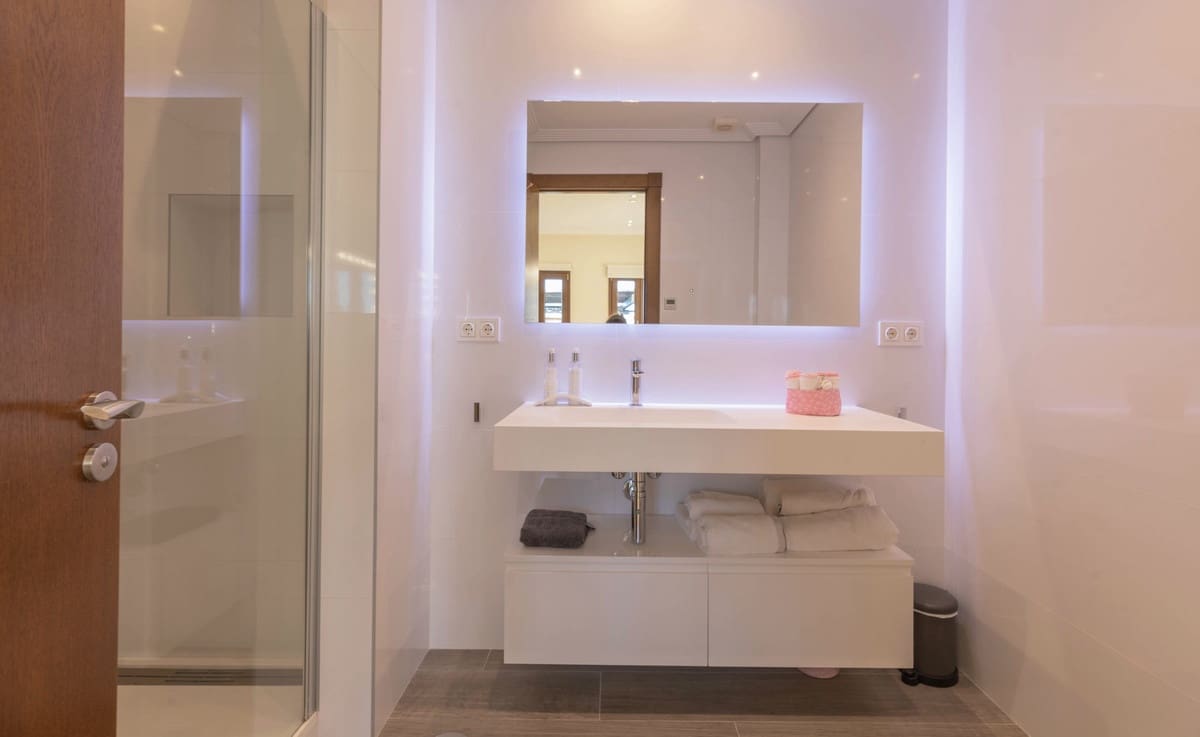 4 bedroom Villa for sale in Benahavis with pool garage - € 1,595,000 (Ref: 9829361)