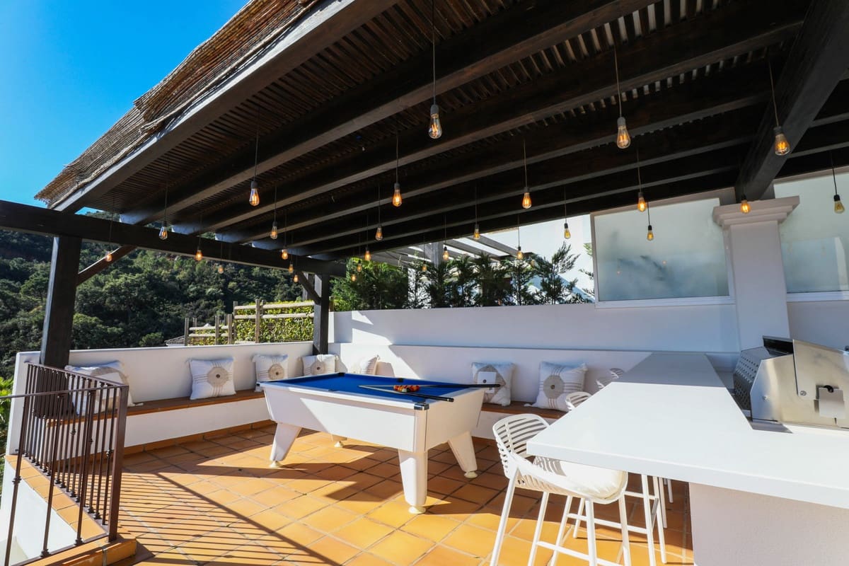 4 bedroom Villa for sale in Benahavis with pool garage - € 1,595,000 (Ref: 9829361)