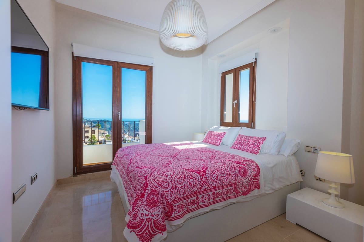 4 bedroom Villa for sale in Benahavis with pool garage - € 1,595,000 (Ref: 9829361)