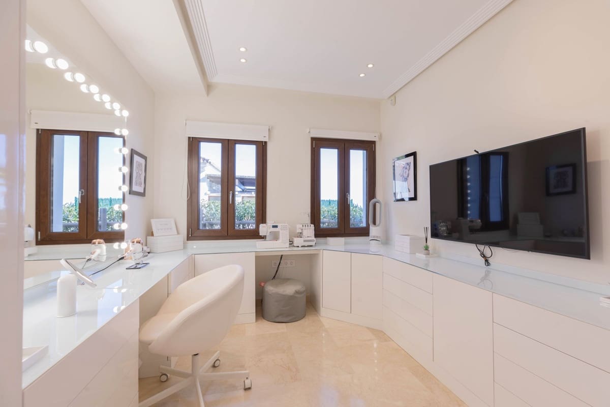4 bedroom Villa for sale in Benahavis with pool garage - € 1,595,000 (Ref: 9829361)