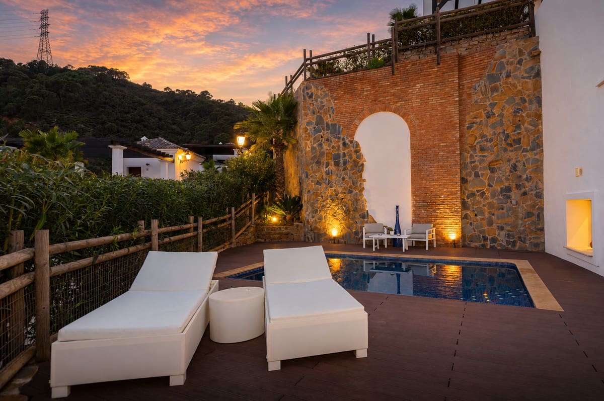 4 bedroom Villa for sale in Benahavis with pool garage - € 1,595,000 (Ref: 9829361)