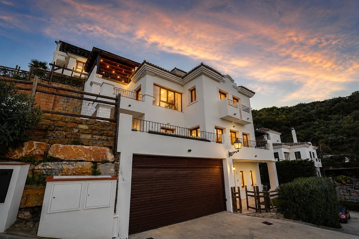 4 bedroom Villa for sale in Benahavis with pool garage - € 1,595,000 (Ref: 9829361)