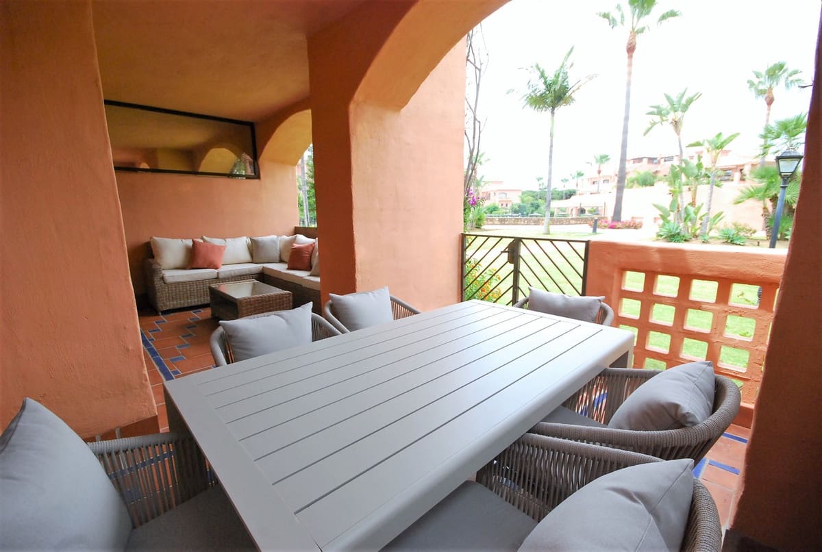 2 sovrum Lägenhet till salu i Estepona med pool garage - 450 000 € (Ref: 9846623)