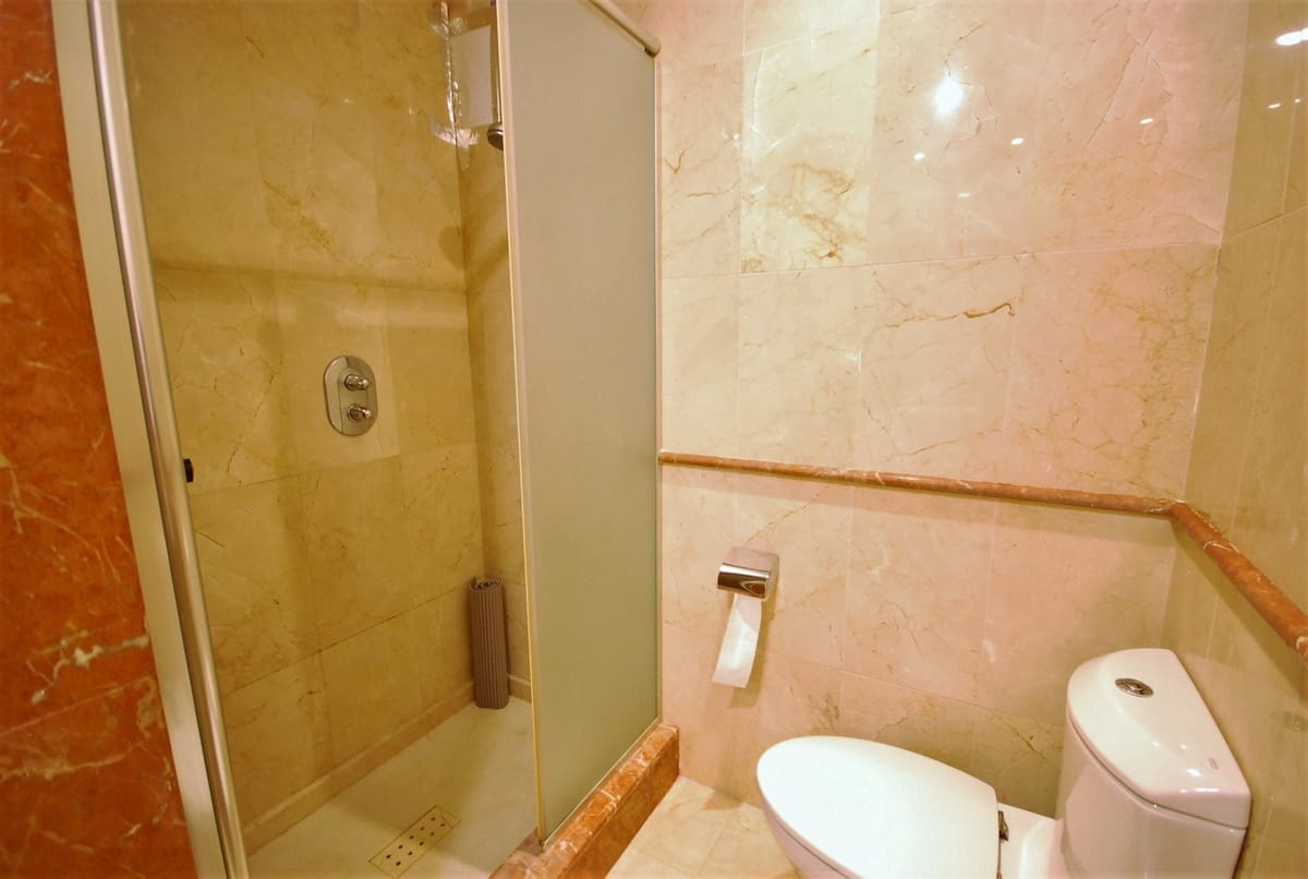 2 sovrum Lägenhet till salu i Estepona med pool garage - 450 000 € (Ref: 9846623)