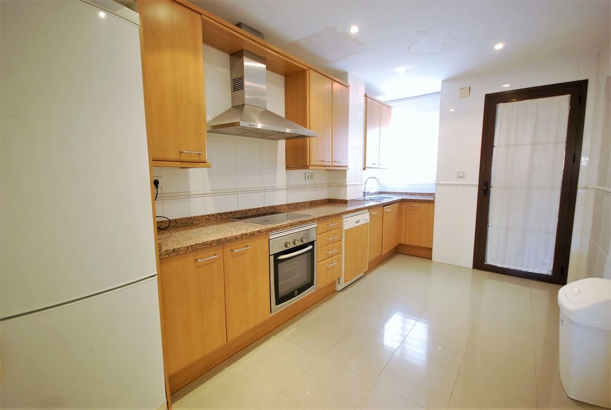 2 bedroom Apartment for sale in Estepona with pool garage - € 450,000 (Ref: 9846623)