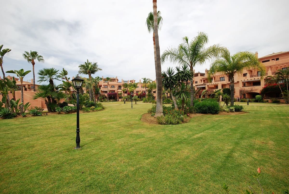 2 bedroom Apartment for sale in Estepona with pool garage - € 450,000 (Ref: 9846623)