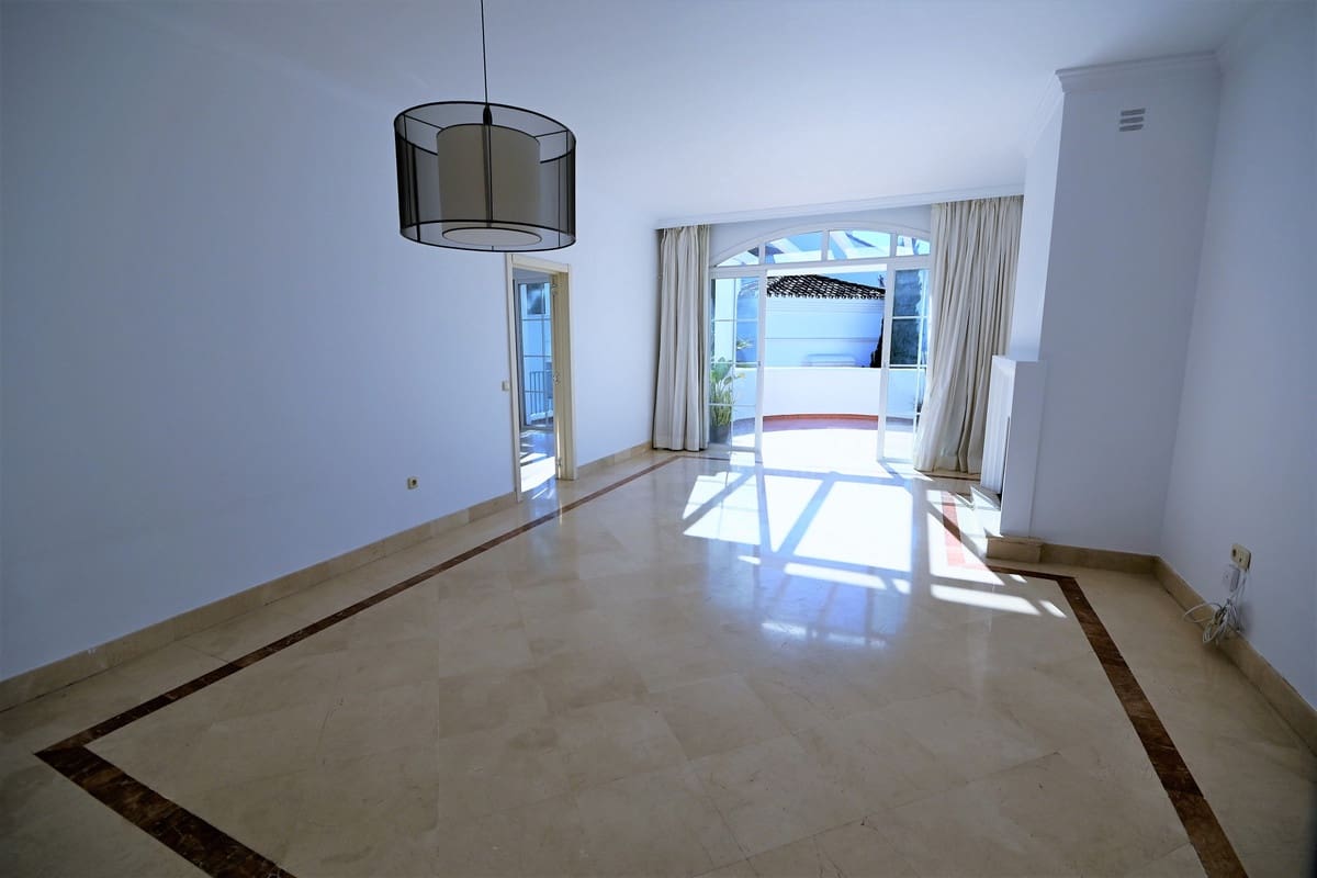 3 bedroom Penthouse for rent in Guadalmina with pool garage - € 2,500 (Ref: 9860280)