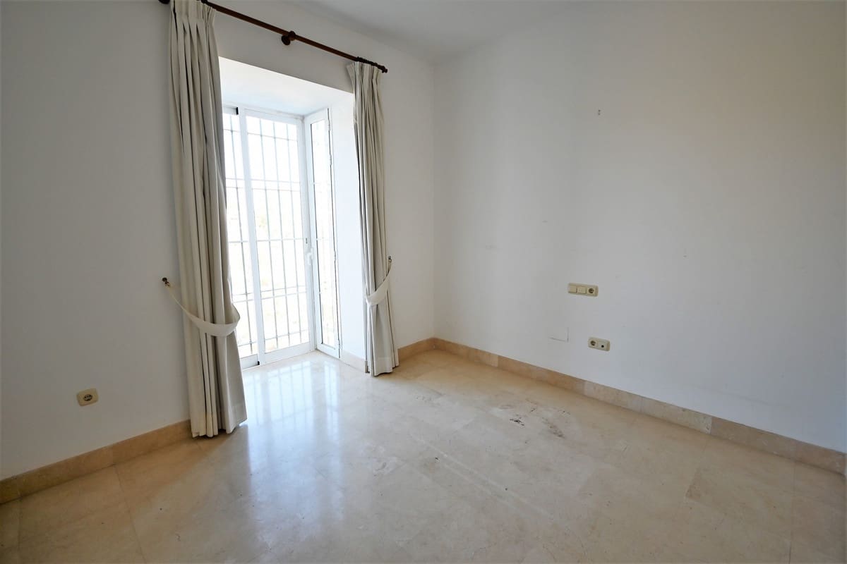 3 bedroom Penthouse for rent in Guadalmina with pool garage - € 2,500 (Ref: 9860280)