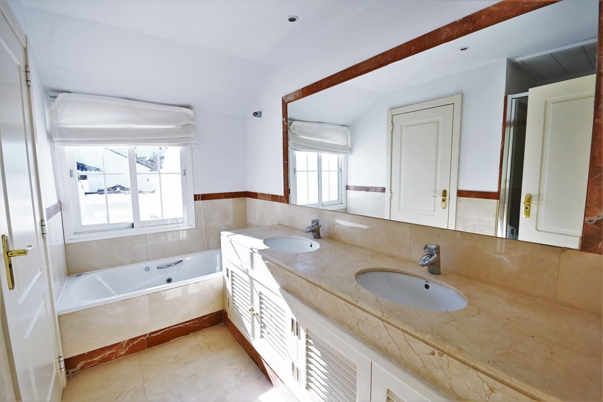 3 bedroom Penthouse for rent in Guadalmina with pool garage - € 2,500 (Ref: 9860280)