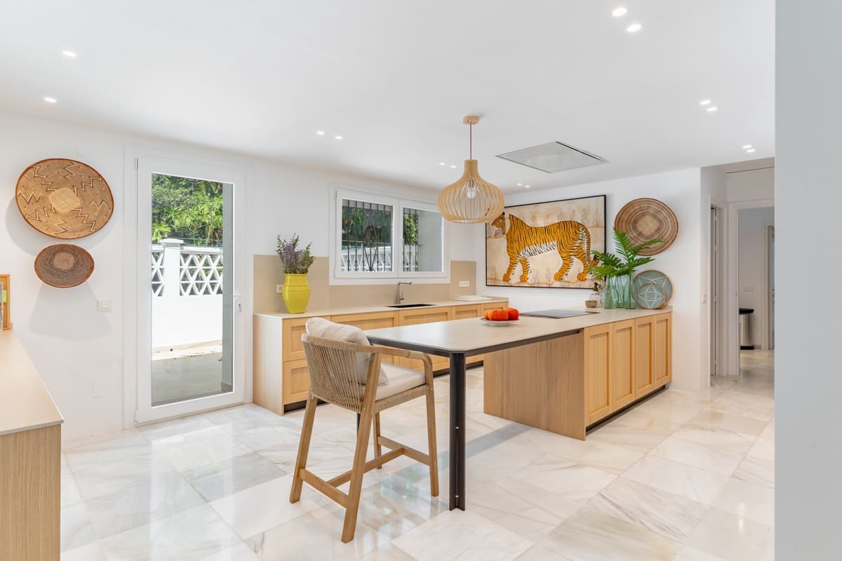 5 slaapkamer Villa te huur in Guadalmina met zwembad garage - € 35.000 (Ref: 9920611)