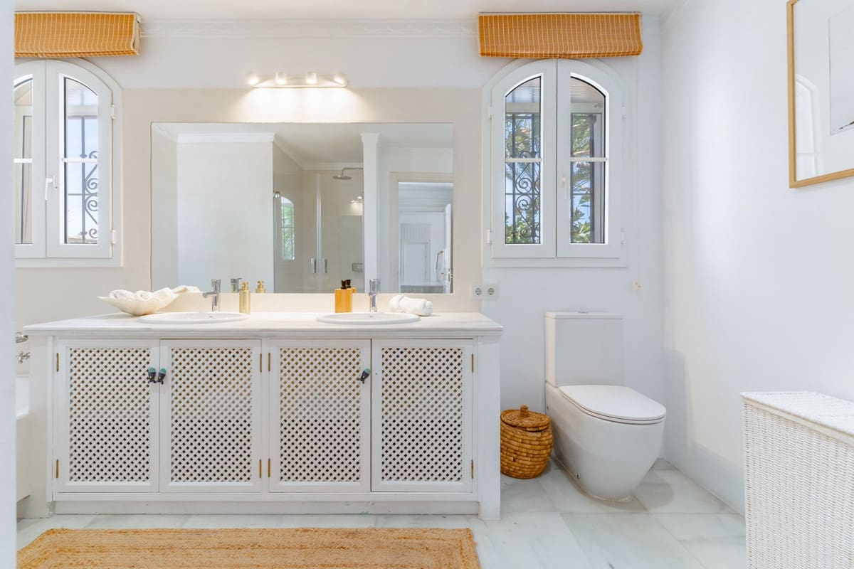 5 slaapkamer Villa te huur in Guadalmina met zwembad garage - € 35.000 (Ref: 9920611)