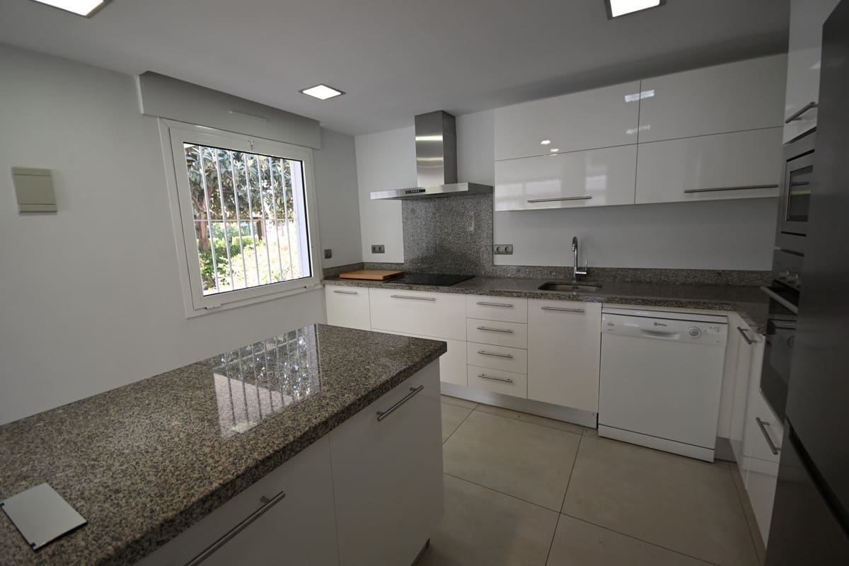 5 sypialnia Dom do wynajęcia w Guadalmina z basenem garażem - 3 500 € (Ref: 9942704)