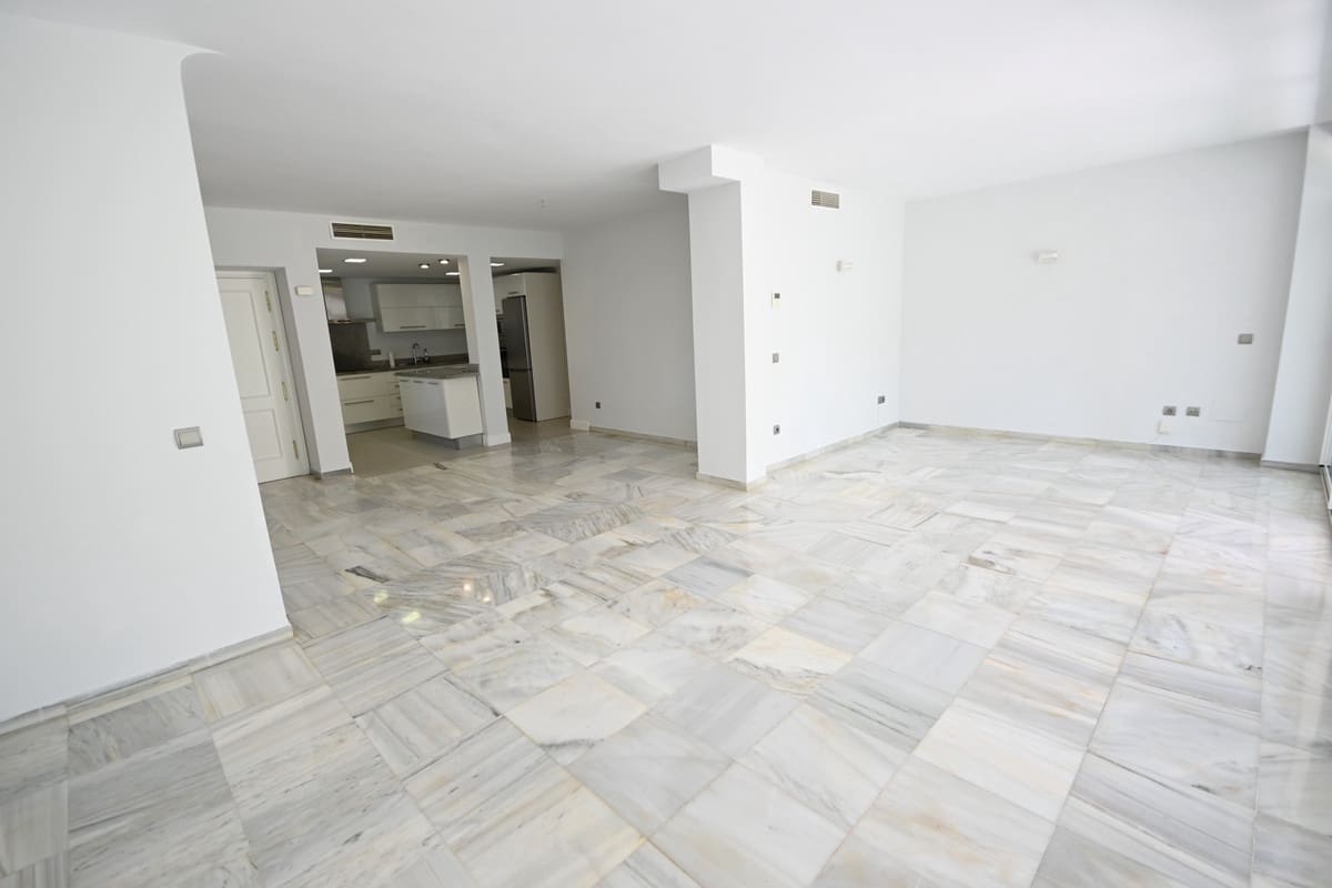 5 sypialnia Dom do wynajęcia w Guadalmina z basenem garażem - 3 500 € (Ref: 9942704)