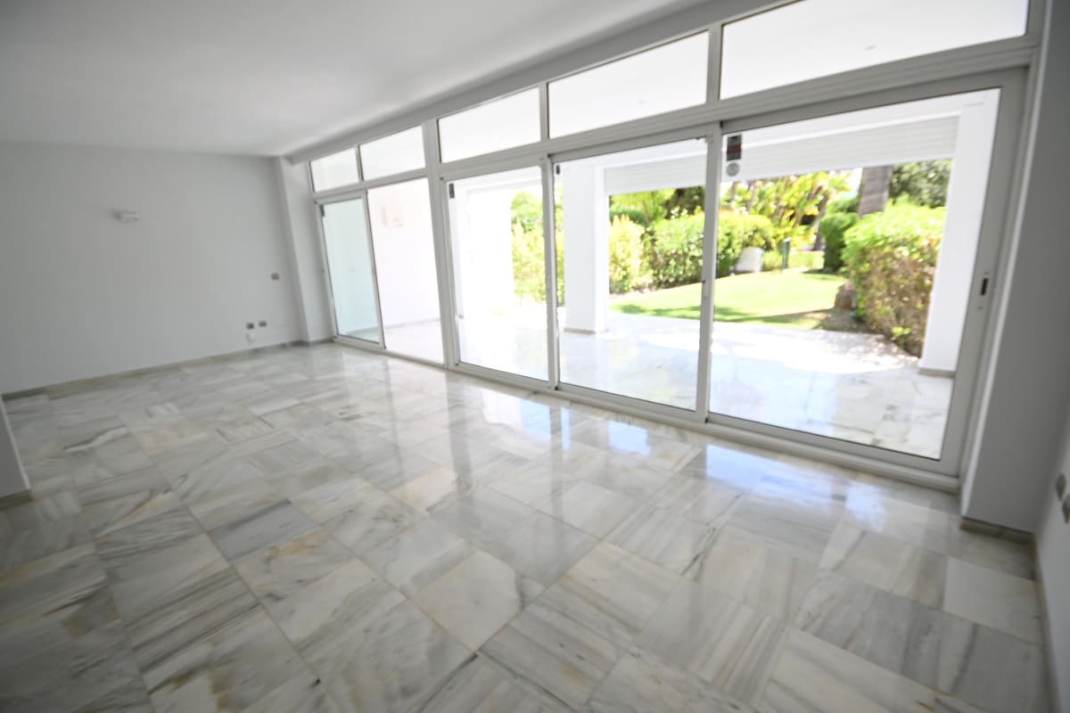 5 sypialnia Dom do wynajęcia w Guadalmina z basenem garażem - 3 500 € (Ref: 9942704)