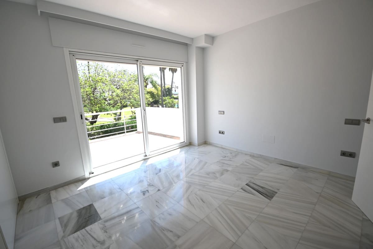5 sypialnia Dom do wynajęcia w Guadalmina z basenem garażem - 3 500 € (Ref: 9942704)