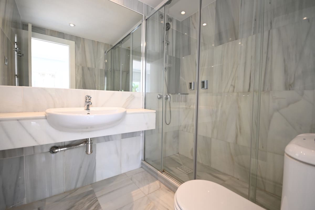 5 sypialnia Dom do wynajęcia w Guadalmina z basenem garażem - 3 500 € (Ref: 9942704)