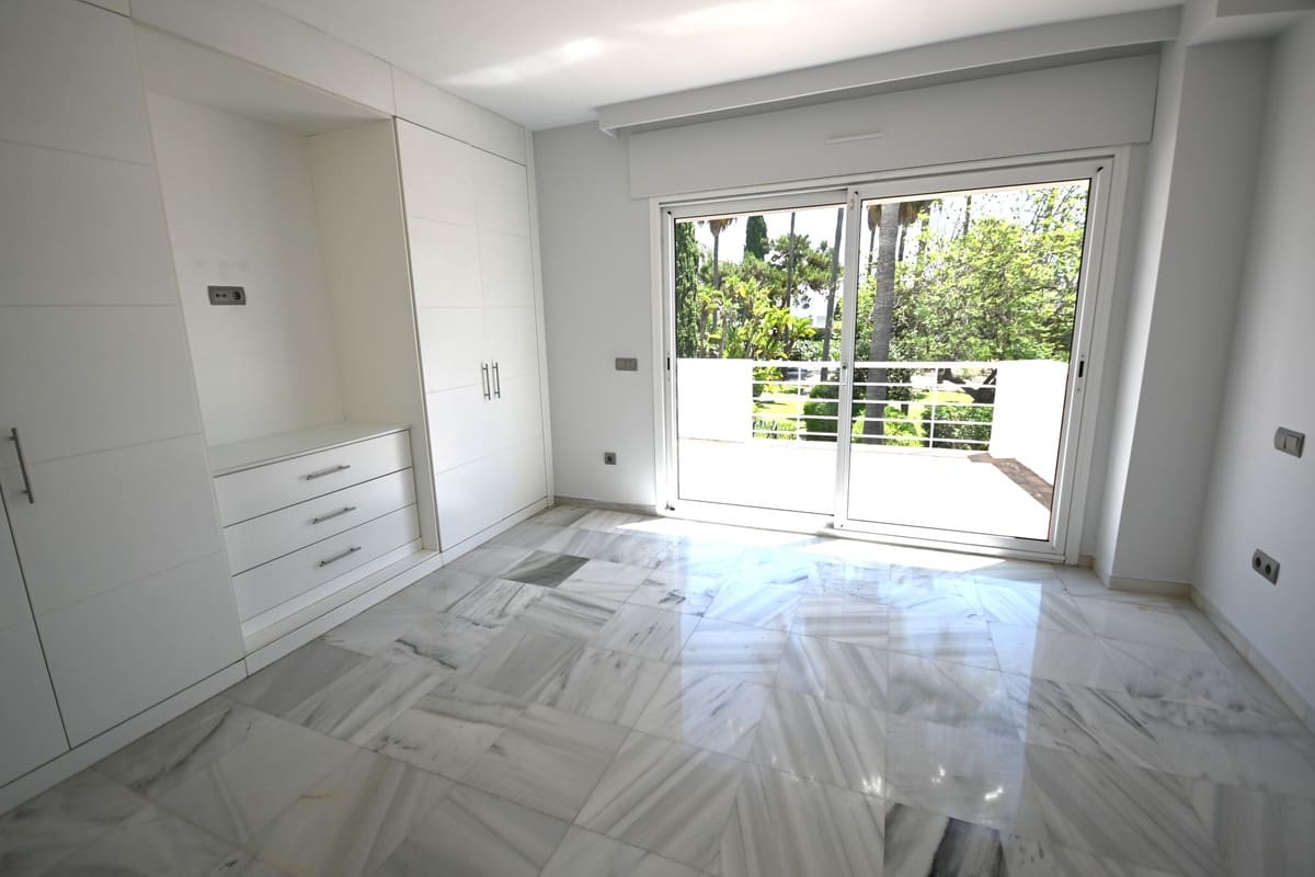 5 sypialnia Dom do wynajęcia w Guadalmina z basenem garażem - 3 500 € (Ref: 9942704)