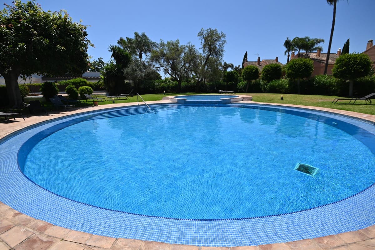 5 sypialnia Dom do wynajęcia w Guadalmina z basenem garażem - 3 500 € (Ref: 9942704)