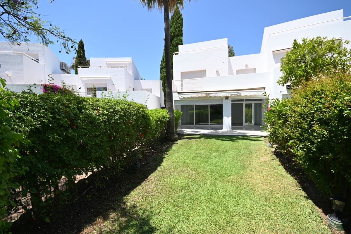 5 sypialnia Dom do wynajęcia w Guadalmina z basenem garażem - 3 500 € (Ref: 9942704)