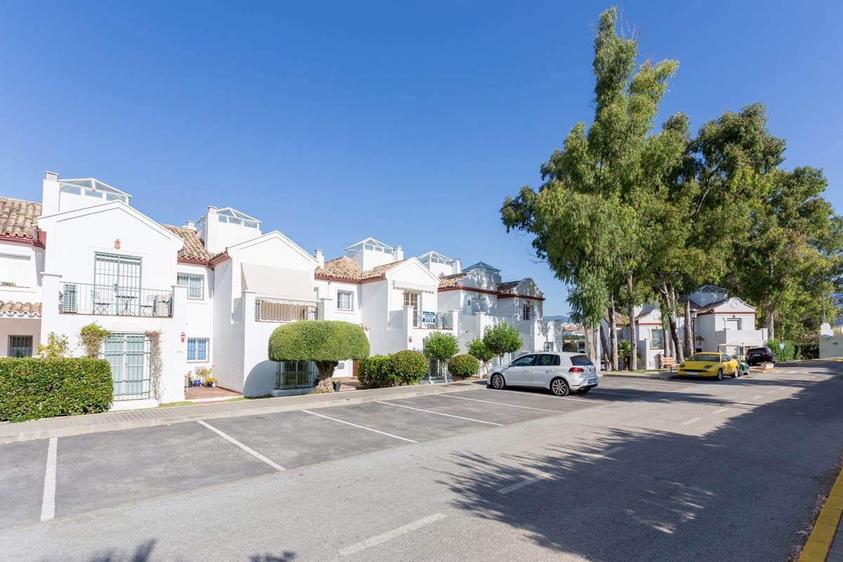 4 soveværelse Byhus til salg i Guadalmina med swimmingpool garage - € 825.000 (Ref: 9945910)
