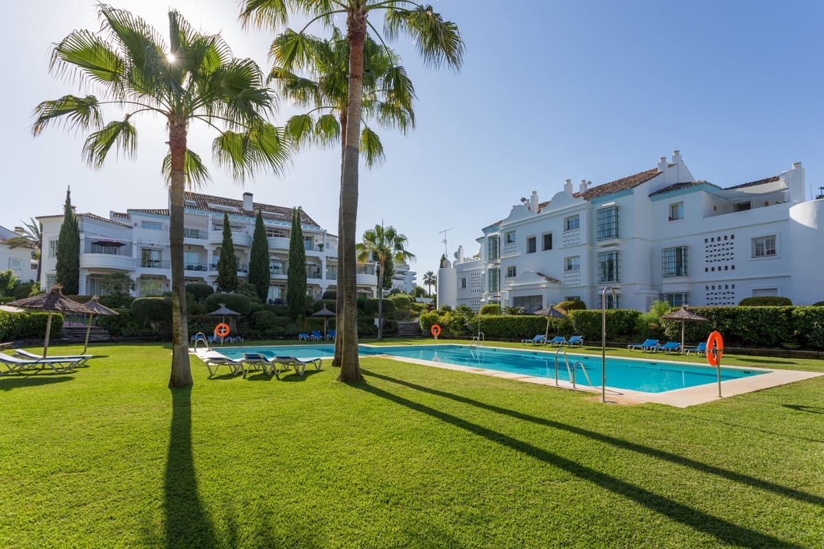 4 soveværelse Byhus til salg i Guadalmina med swimmingpool garage - € 825.000 (Ref: 9945910)