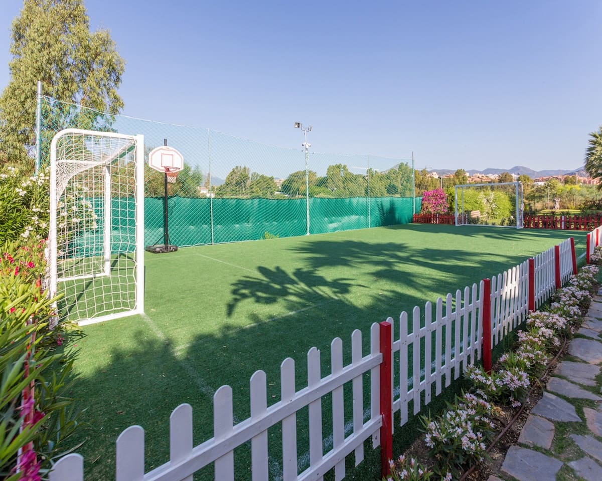 4 soveværelse Byhus til salg i Guadalmina med swimmingpool garage - € 825.000 (Ref: 9945910)