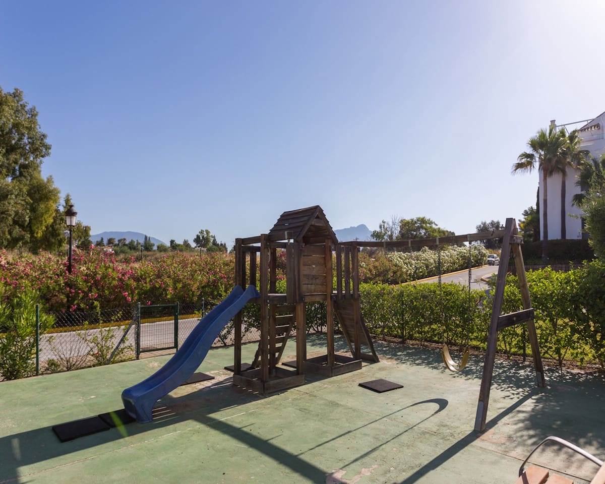 4 soveværelse Byhus til salg i Guadalmina med swimmingpool garage - € 825.000 (Ref: 9945910)