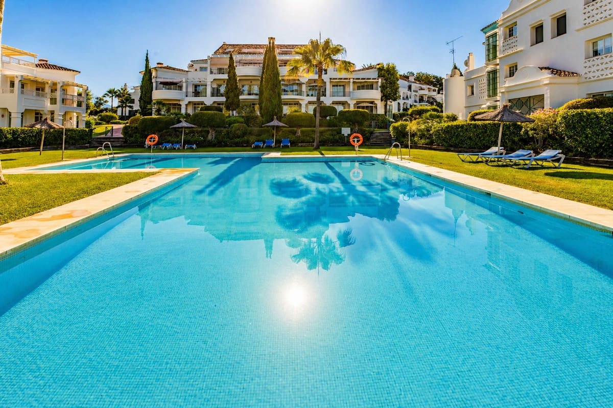 3 sovrum Lägenhet att hyra i Guadalmina med pool - 2 200 € (Ref: 9949973)
