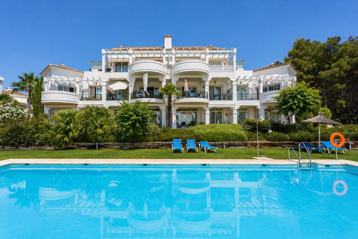 3 sovrum Lägenhet att hyra i Guadalmina med pool - 2 200 € (Ref: 9949973)