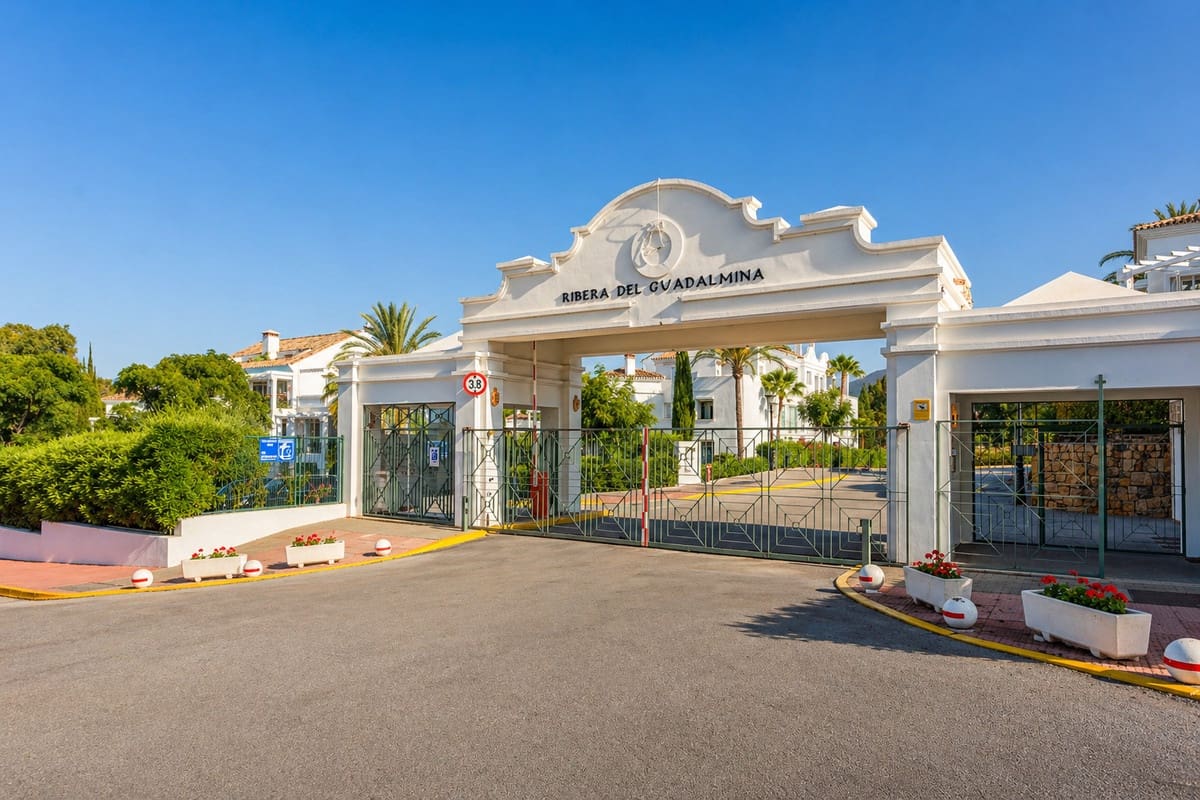 3 sovrum Lägenhet att hyra i Guadalmina med pool - 2 200 € (Ref: 9949973)