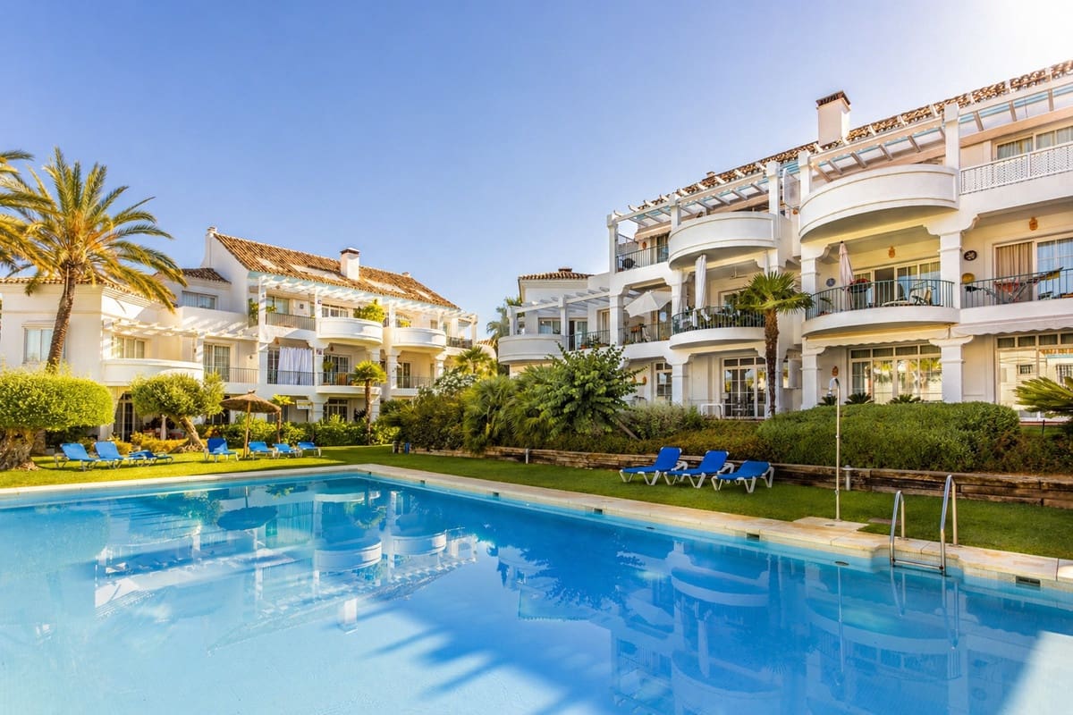 3 sovrum Lägenhet att hyra i Guadalmina med pool - 2 200 € (Ref: 9949973)