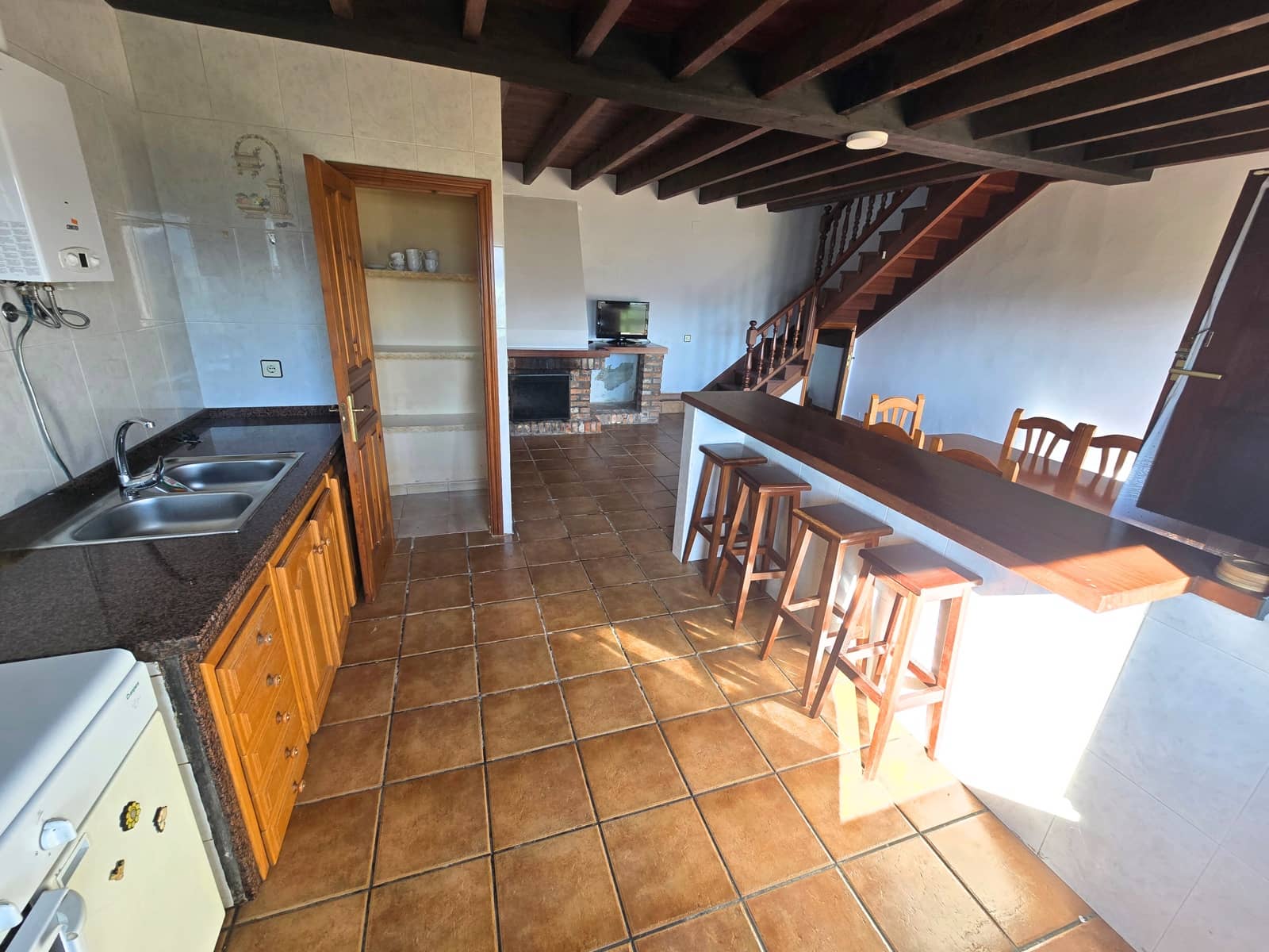 6 soveværelse Semi-Rækkehus til salg i Pilona med garage - € 250.000 (Ref: 8674653)