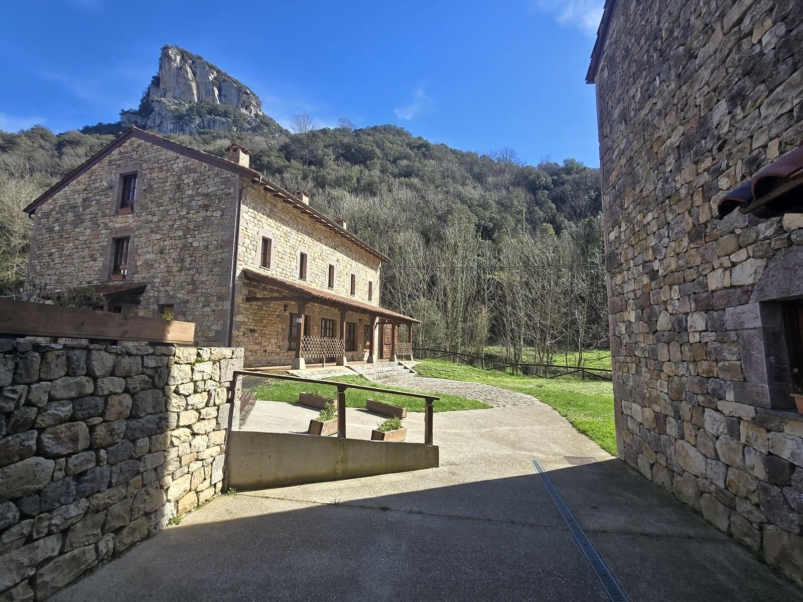 32 soveværelse Virksomhed til salg i Cabrales - € 1.400.000 (Ref: 8862880)