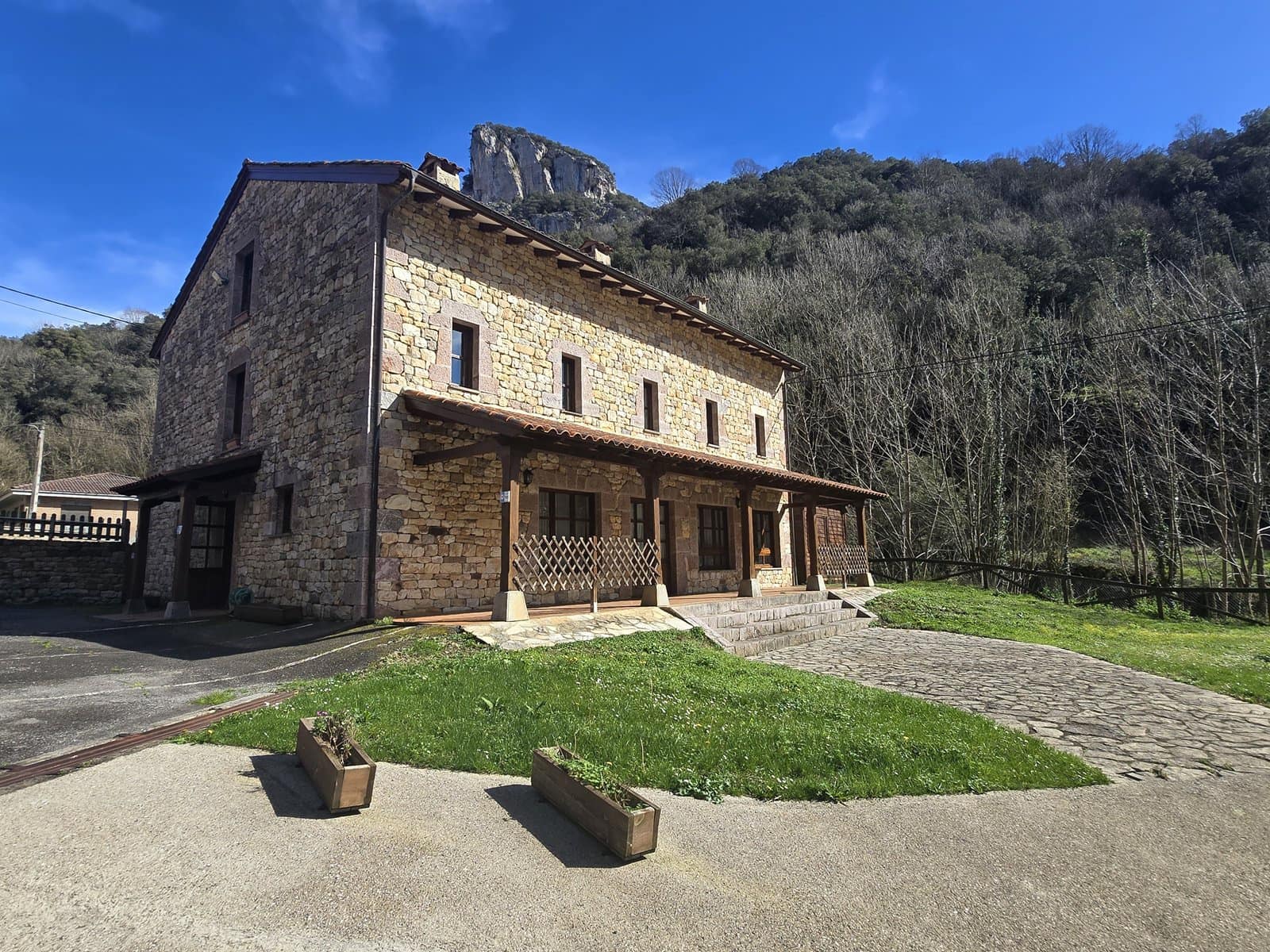 32 soveværelse Virksomhed til salg i Cabrales - € 1.400.000 (Ref: 8862880)