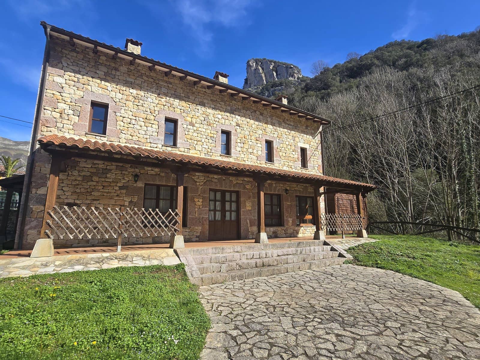 32 soveværelse Virksomhed til salg i Cabrales - € 1.400.000 (Ref: 8862880)