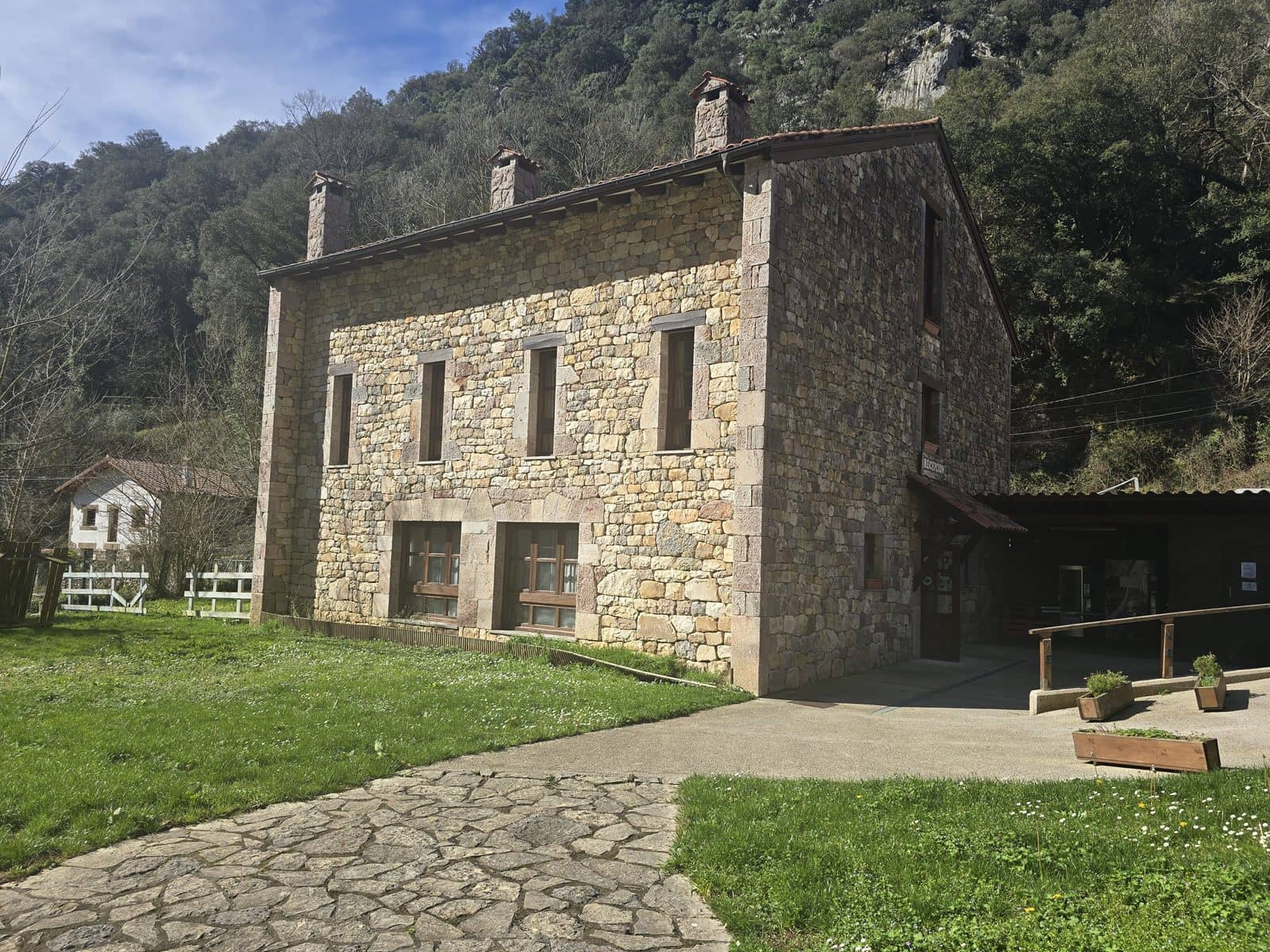 32 soveværelse Virksomhed til salg i Cabrales - € 1.400.000 (Ref: 8862880)