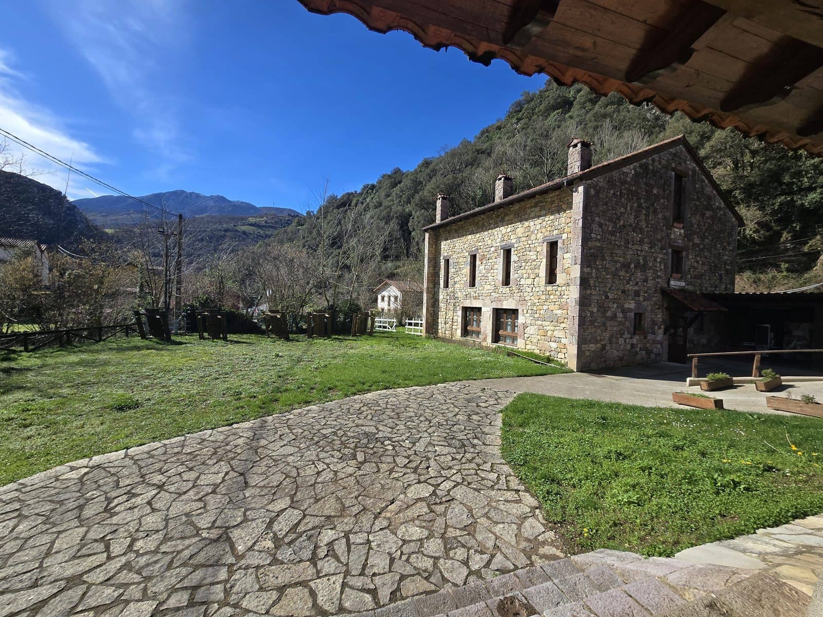 32 soveværelse Virksomhed til salg i Cabrales - € 1.400.000 (Ref: 8862880)