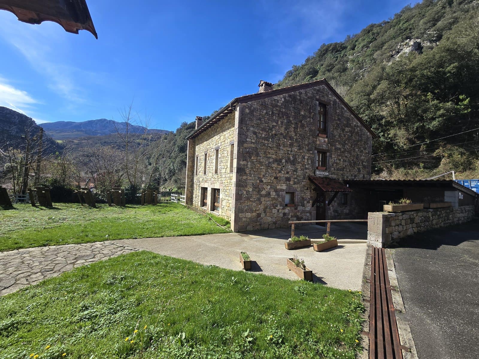 32 soveværelse Virksomhed til salg i Cabrales - € 1.400.000 (Ref: 8862880)