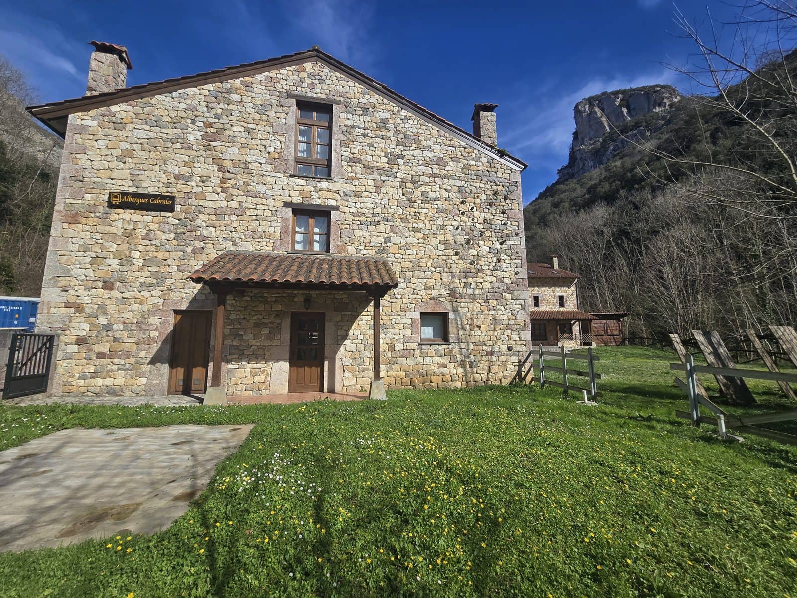 32 soveværelse Virksomhed til salg i Cabrales - € 1.400.000 (Ref: 8862880)